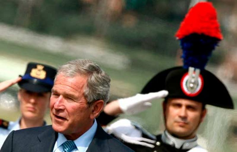 George Bush es recibido en Italia con una manifestación contra su presencia