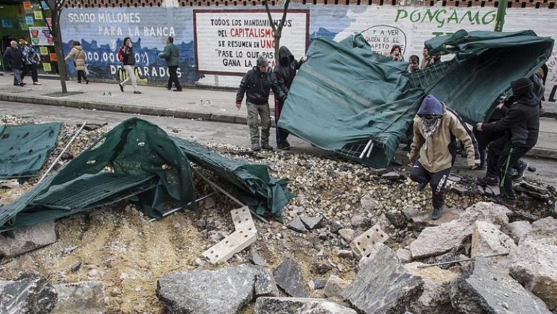 Los vecinos del barrio de Gamonal, en Burgos, paralizan por segundo día las obras