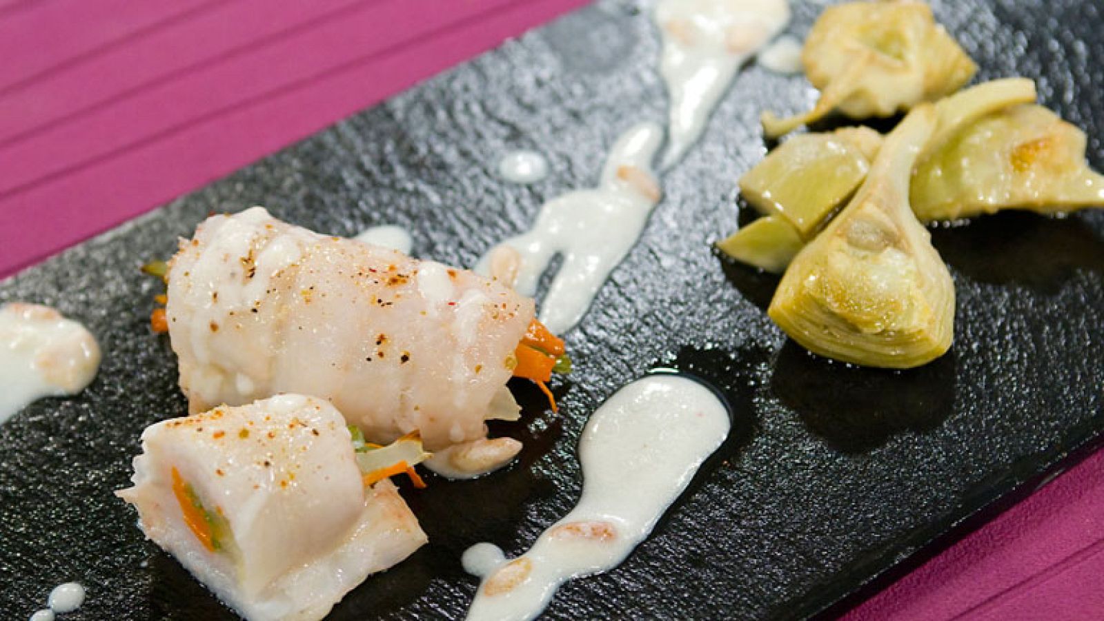 Cilindros de lenguado con crema manchega y piñones