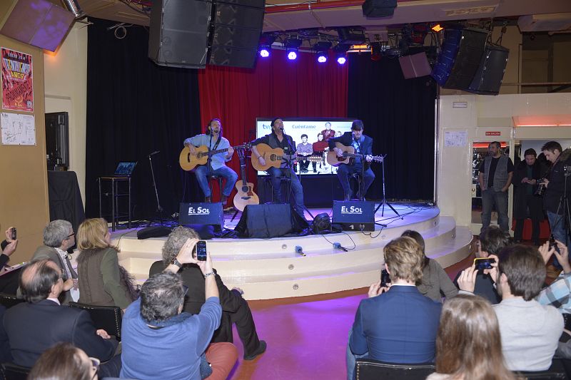 Del "Déjame", al "Cuéntame", Los Secretos le cantan a los Alcántara