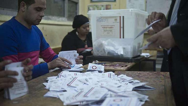 Cierran los colegios electorales en Egipto con un previsible triunfo del 'sí' a la Constitución