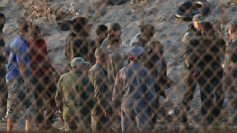 MMás de medio centenar de inmigrantes entran en Melilla tras un asalto masivo a la valla
