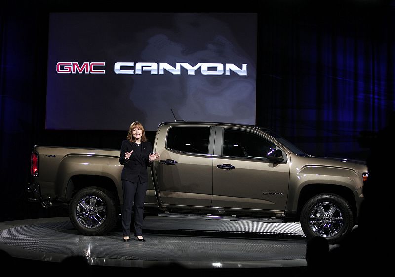 Mary Barra hace historia como primera mujer al frente del gigante del automóvil General Motors