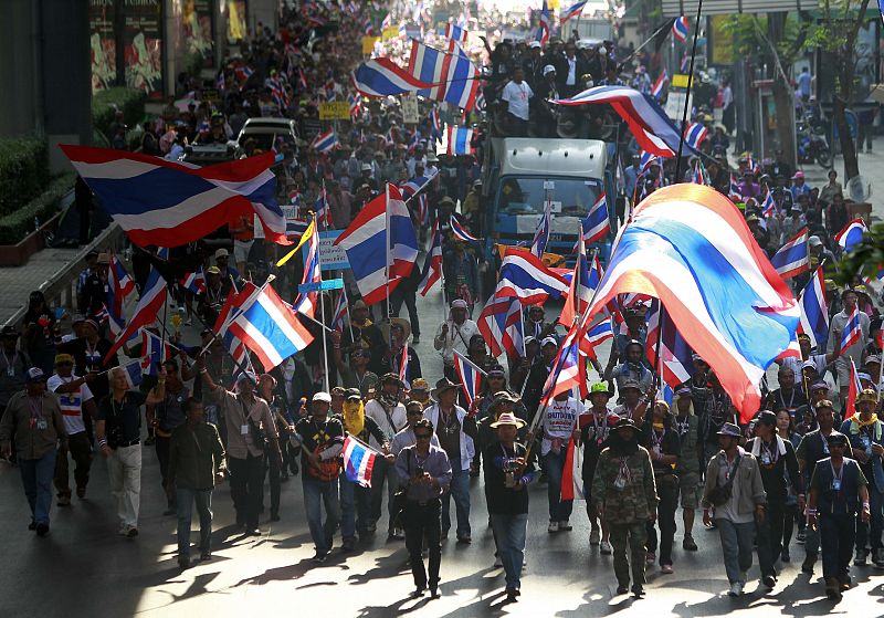 El Ejército de Tailandia aumenta la vigilancia tras los ataques en las protestas de Bangkok