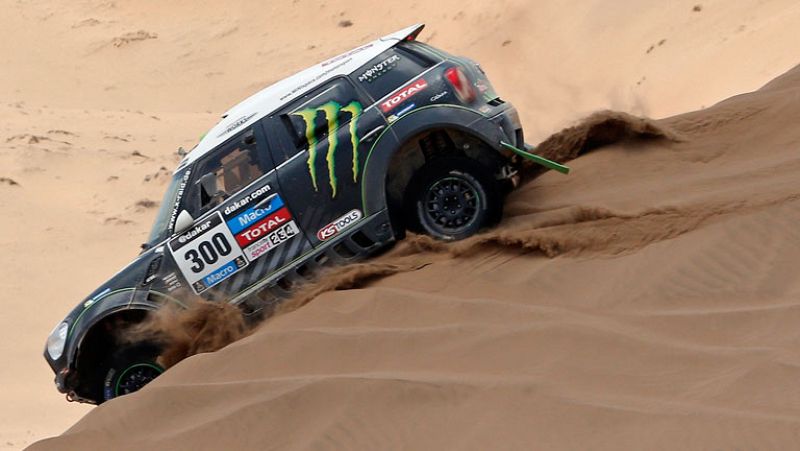 Peterhansel arrebata a Roma el liderato en coches del Dakar; Coma se afianza en motos