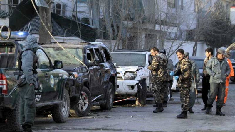 Un ataque suicida mata a 21 personas en Kabul, entre ellas tres miembros de la ONU y uno del FMI