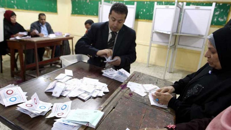 La nueva Constitución egipcia sale adelante con el voto del 98,1% de los participantes