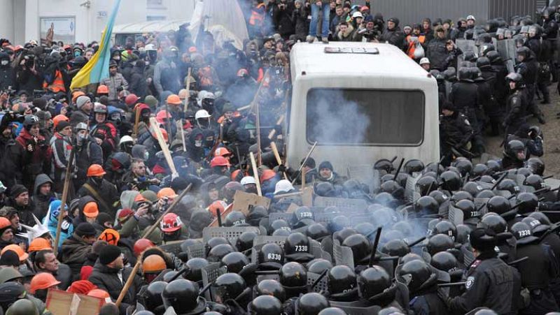 Duros enfrentamientos entre la Policía y los manifestantes opositores en Kiev