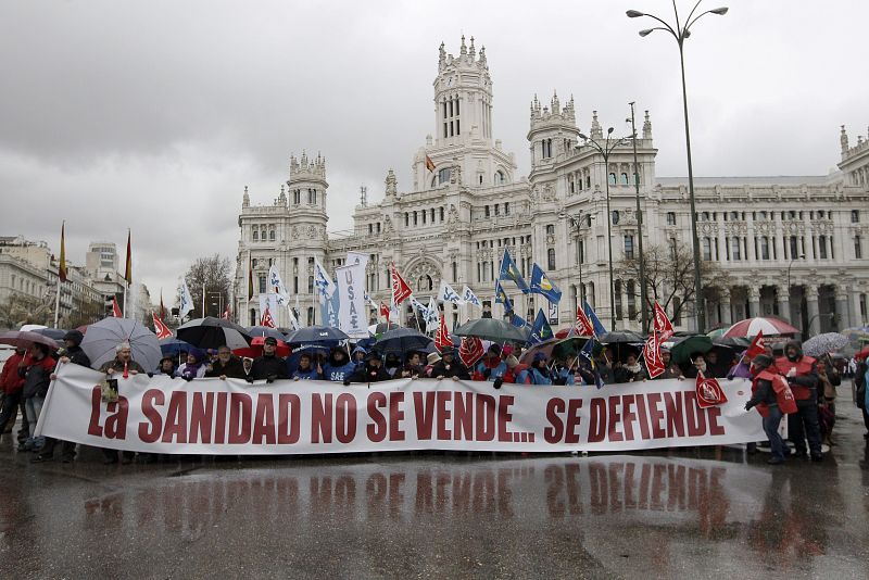 Miles de personas salen a la calle en una nueva 'marea blanca' en defensa de la sanidad pública