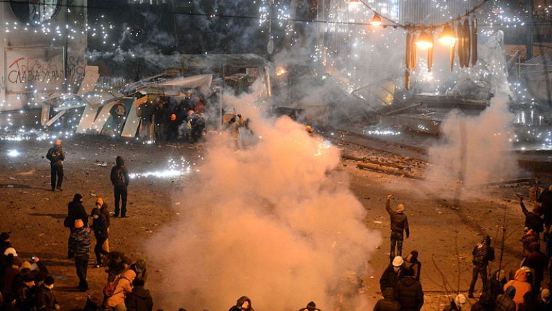 Grupos radicales convierten las protestas pacíficas de Ucrania en una batalla campal