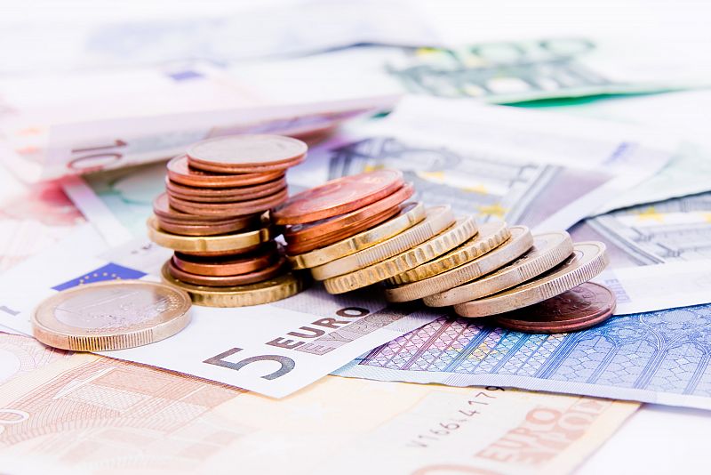 El Tesoro coloca 3.960 millones de euros en letras a seis y doce meses y baja el interés