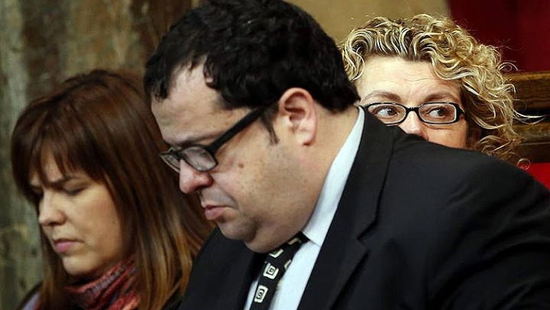 El PSC arrincona a sus tres diputados díscolos y los sienta juntos en su última fila del Parlament