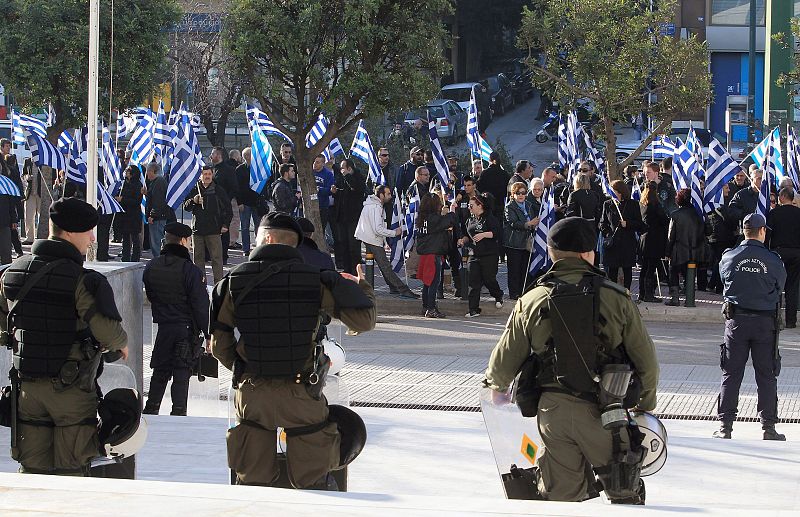 Un tribunal griego anula el recorte salarial a policías y militares exigido por la troika en 2012