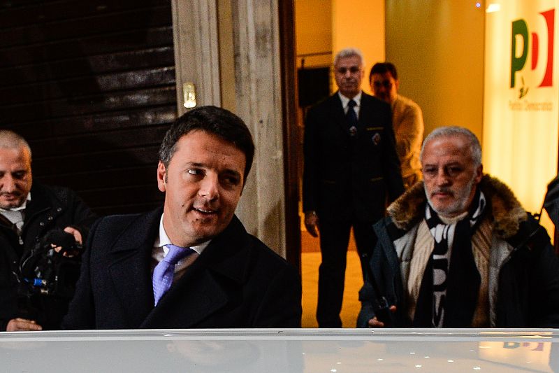 Renzi convulsiona la política italiana al pactar con Berlusconi la ley electoral