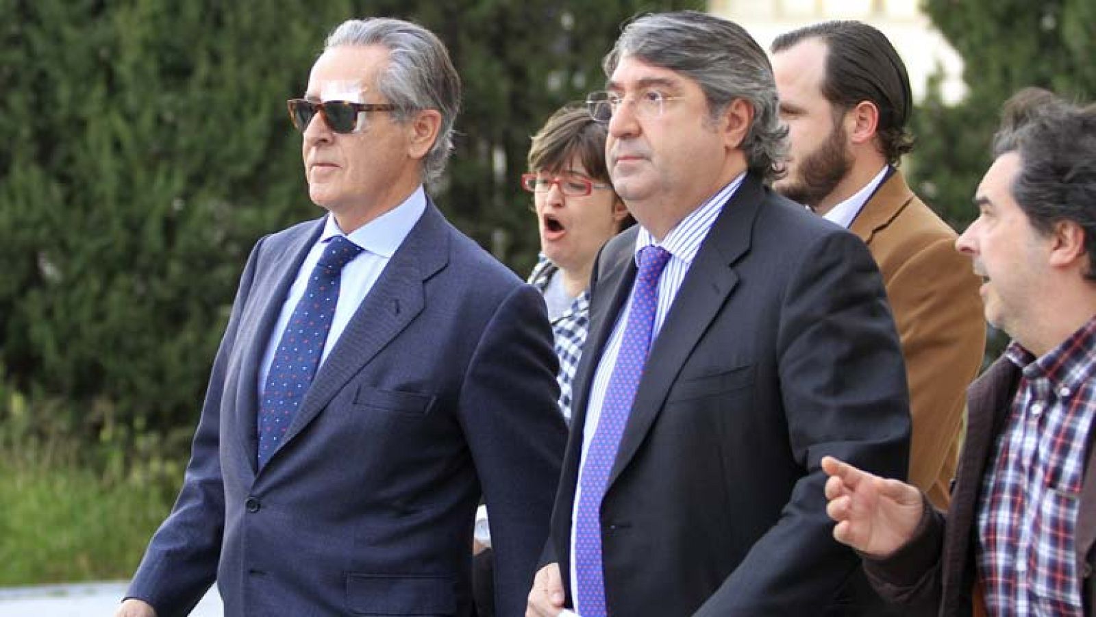 Miguel Blesa sale del juzgado escoltado por la policía y entre abucheos