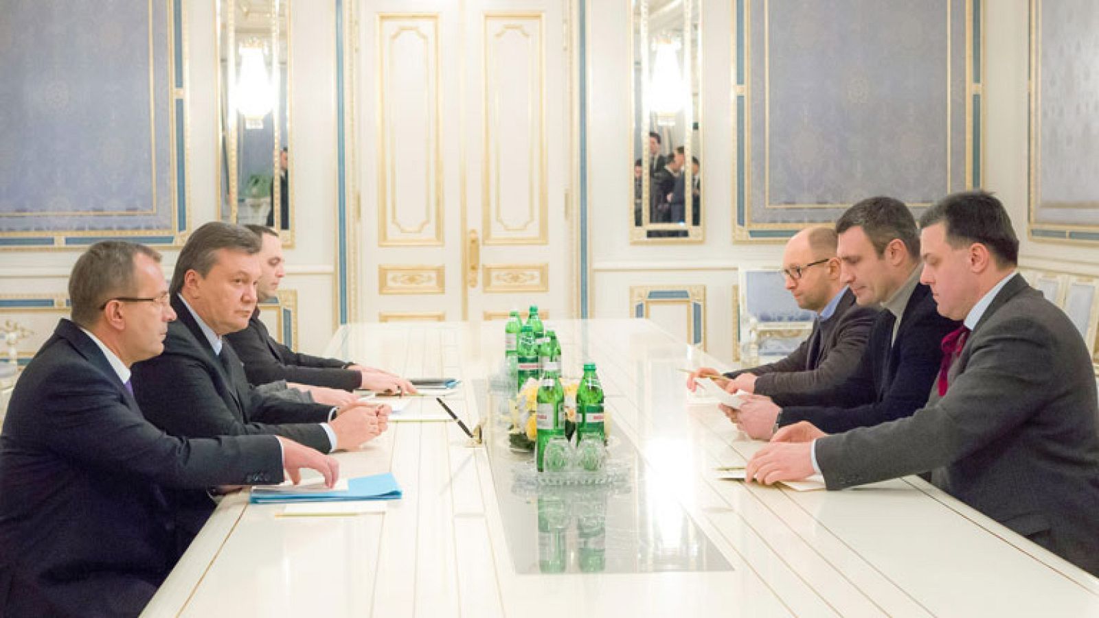 La oposición ucraniana rechaza la propuesta de Yanukóvich de asumir el Gobierno | Ver