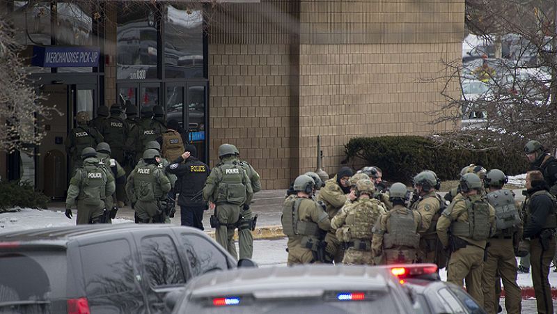 Al menos tres muertos en un tiroteo en un centro comercial al norte de Washington