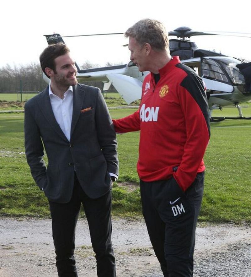 Mata firma su contrato con el Manchester United