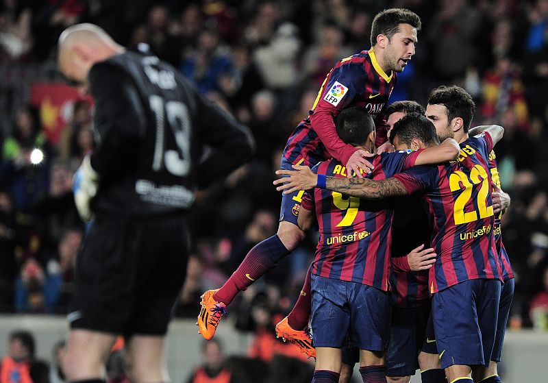 El Barça abruma al Málaga y reafirma su liderato