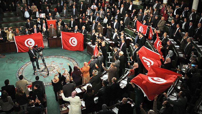 El Parlamento de Túnez aprueba la primera Constitución de su democracia