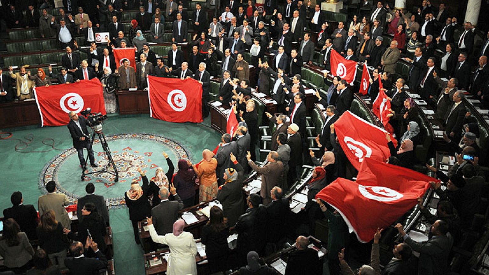 Túnez aprueba su nueva Constitución, la primera democrática desde 1956 - Informativo 24h | Ver