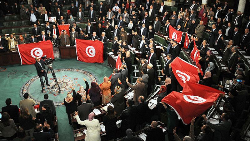 El Parlamento de Túnez aprueba la primera Constitución de su democracia