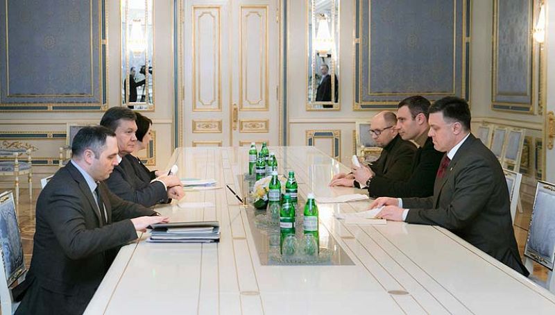 Yanukóvich y la oposición ucraniana vuelven a dialogar tras una jornada de alta tensión