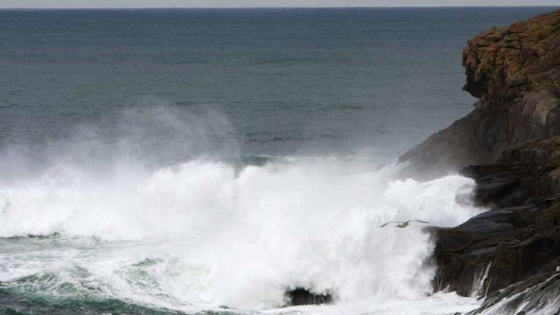 Catorce provincias en alerta por fuertes vientos y olas de hasta ocho metros