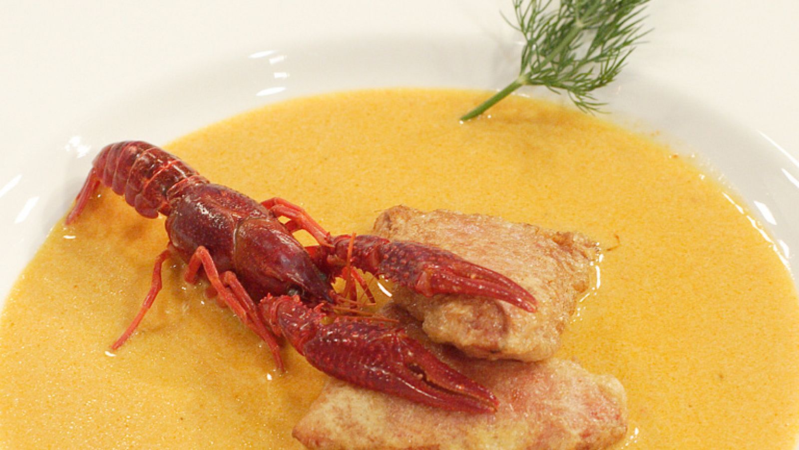 Pimientos de piquillo rellenos de gambas con crema de cangrejos