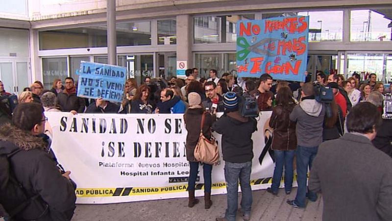 Alegría contenida en la 'marea blanca' tras pararse la privatización de los hospitales de Madrid