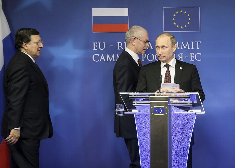 Putin critica las injerencias de "intermediarios" en Ucrania y asegura que Rusia no interferirá