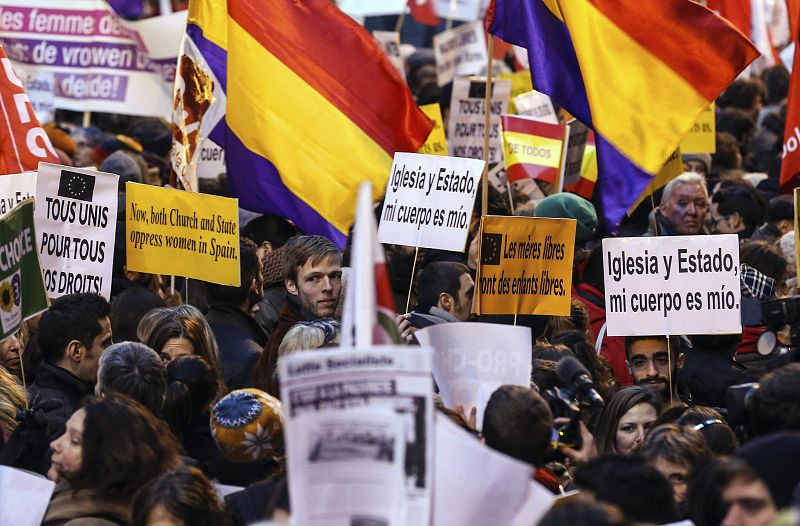 Protestan contra la reforma del aborto frente a la embajada de España en Bruselas