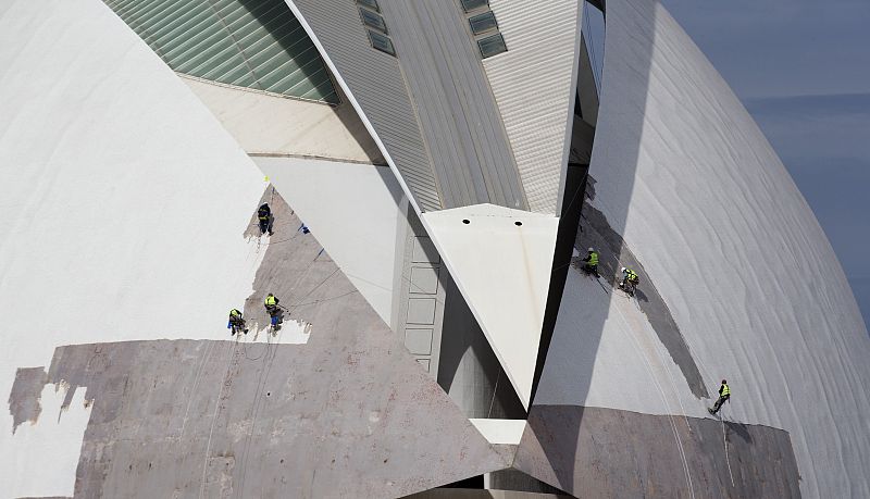 Calatrava propone colocar más trencadís, aluminio o pintar la cubierta del Palau de les Arts