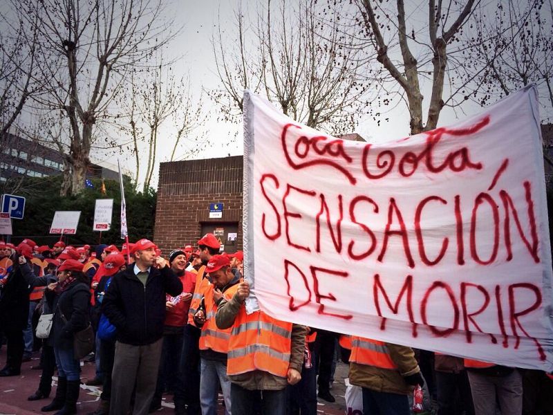 Los trabajadores de la fábrica de Coca-Cola en Fuenlabrada, en huelga indefinida contra el ERE