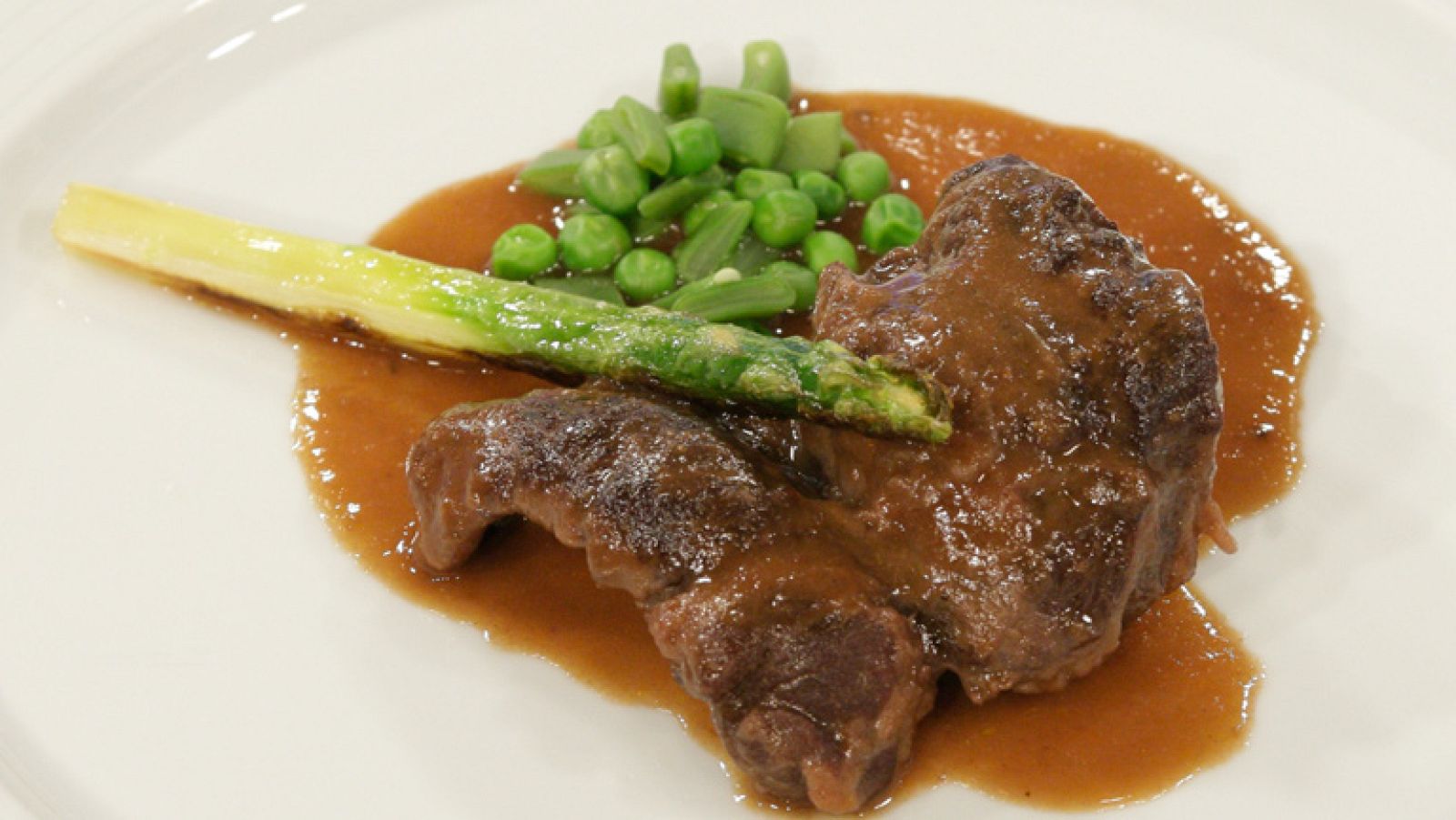 Carrilleras de cerdo con salsa al vino tinto y verduritas salteadas