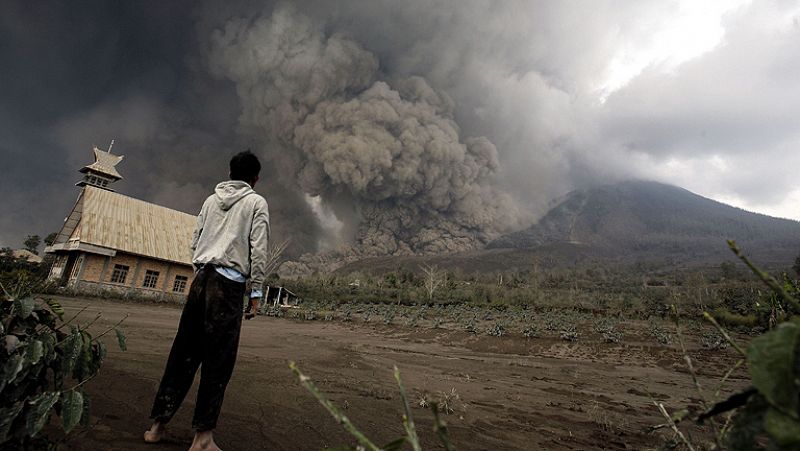 Al menos 14 muertos al entrar en erupción el volcán Sinabung en Indonesia