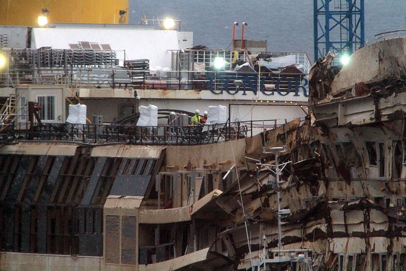 Muere un submarinista español mientras trabajaba en las tareas para remolcar el Costa Concordia