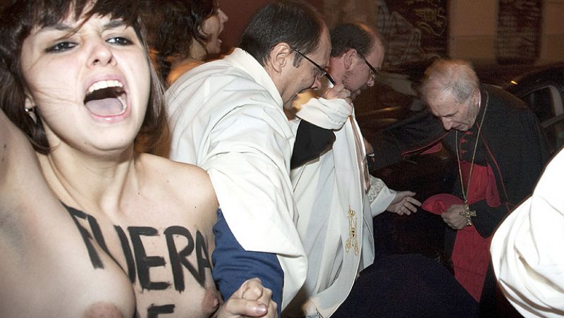 Cinco activistas de Femen abordan a Rouco Varela con gritos contra la reforma de la ley del aborto