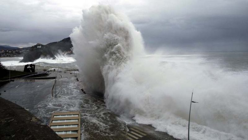 El temporal deja cuantiosos daños en el Cantábrico y carreteras afectadas por la nieve
