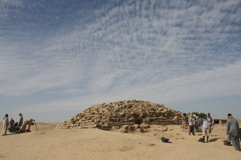 Hallan en el sur de Egipto una pirámide anterior a la Gran Pirámide de Giza, de hace 4.600 años