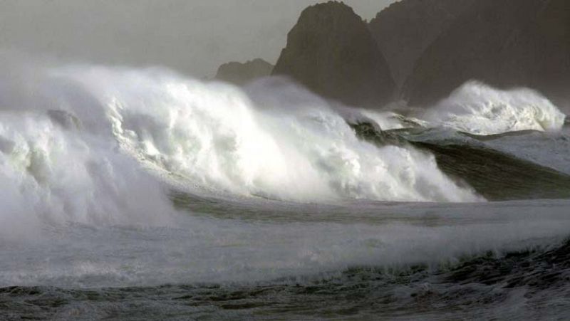 El riesgo por el temporal baja en la costa cantábrica tras dejar un herido en A Coruña