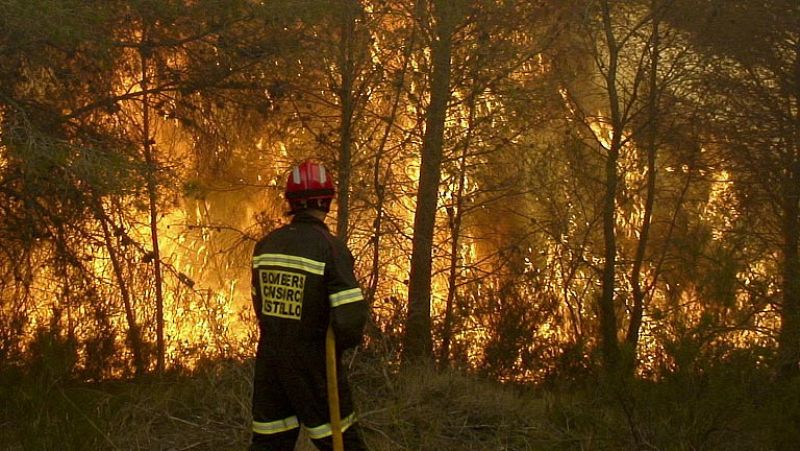 Activo y sin control el incendio forestal que ha quemado 200 hectáreas en Segorbe, en Castellón