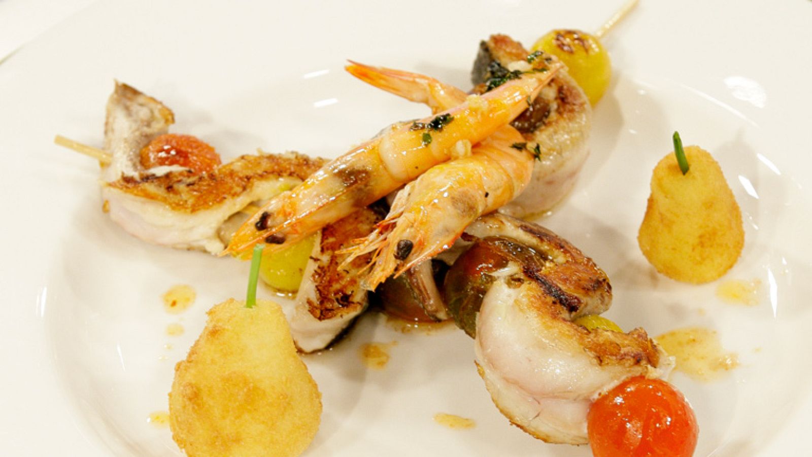 Brocheta de lubina con langostinos al horno ajillo