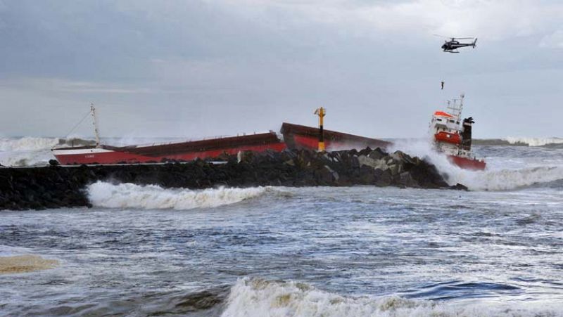 Rescatada la tripulación de un carguero español tras partirse en dos frente a la costa de Bayona