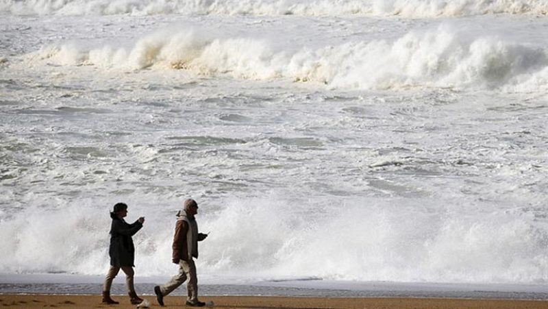La costa cantábrica sufre el tercer temporal en una semana mientras cuantifica los destrozos