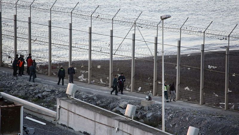 El Gobierno justifica el uso de pelotas de goma en Ceuta por la "violencia" del asalto