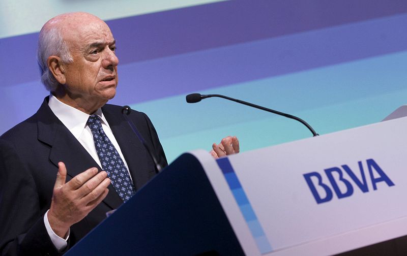 El presidente del BBVA, Francisco González, ganó 5,2 millones de euros en 2013, casi el 1% más