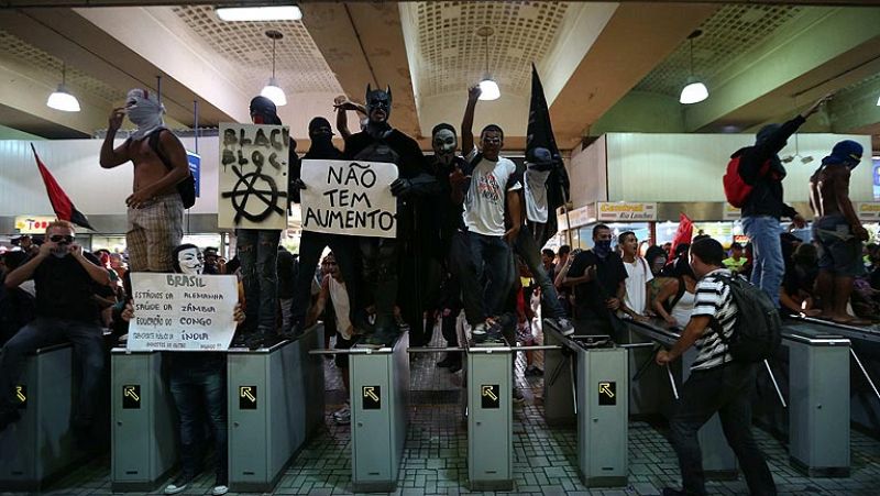 Una protesta por el precio del transporte en Rio de Janeiro degenera en enfrentamientos