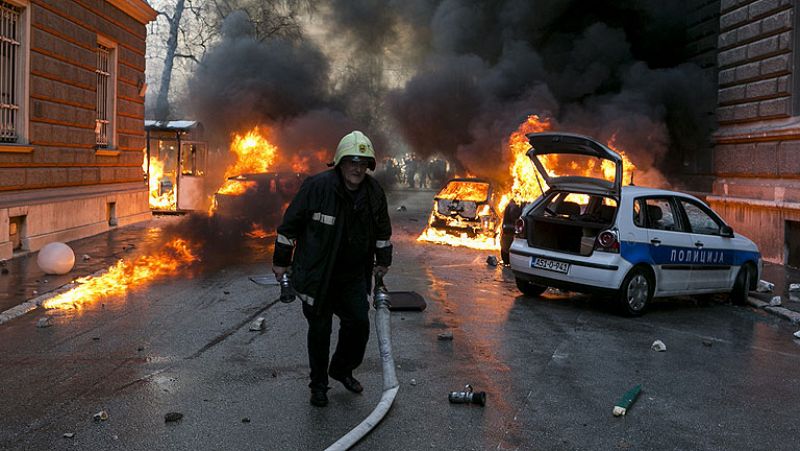 Manifestantes incendian la sede de la presidencia en Sarajevo en protesta por el paro y la corrupción