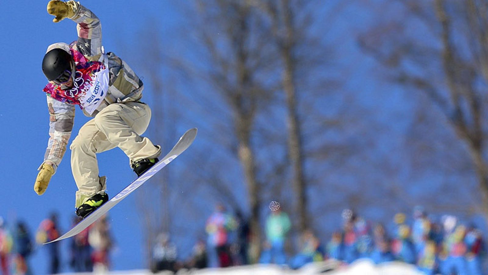 El estadounidense Sage Kotsenburg se ha colgado el primer oro de los Juegos de Sochi 2014, al imponerse en la prueba de 'Slopestyle' por delante del canadiense Mack Morris y el sueco Sven Thorgren.